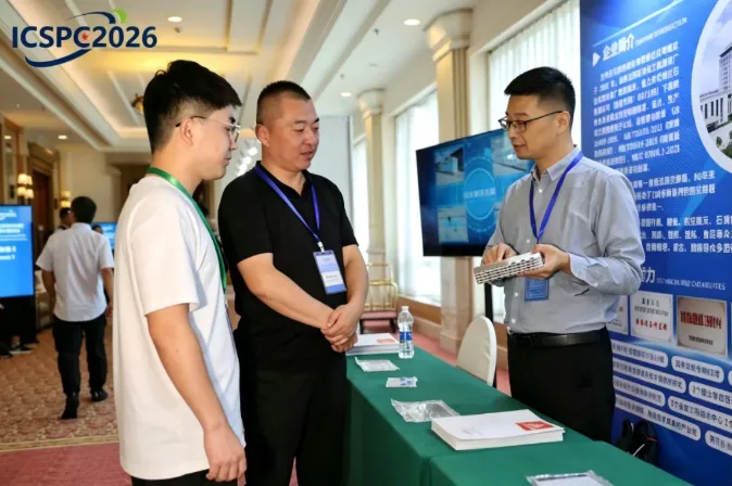 兰石换热人员在会议展台介绍微通道高效紧凑型热交换器（PCHE）