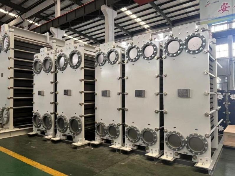 Gasketed plate heat exchanger for power plant cooling