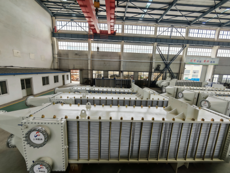 Wide gap exchanger equipment for alumina cooling duty