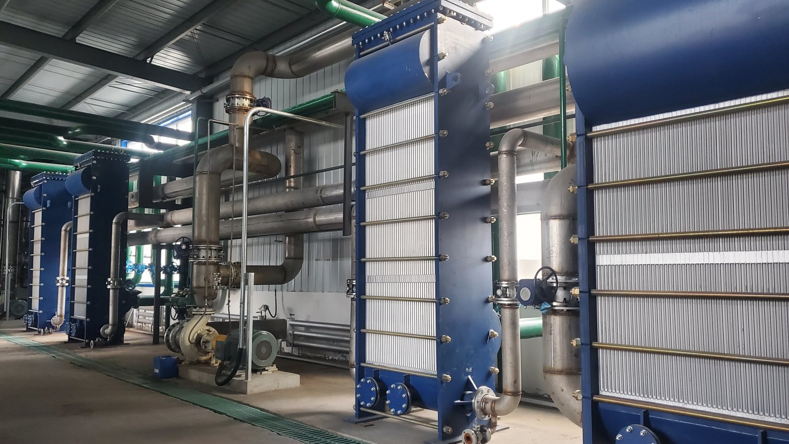 Fuel ethanol heat exchange installation with wide gap exchanger